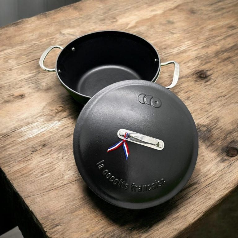 La cocotte française , cocotte en fonte émaillée , fabriquée en france , accessoire gastronomie française