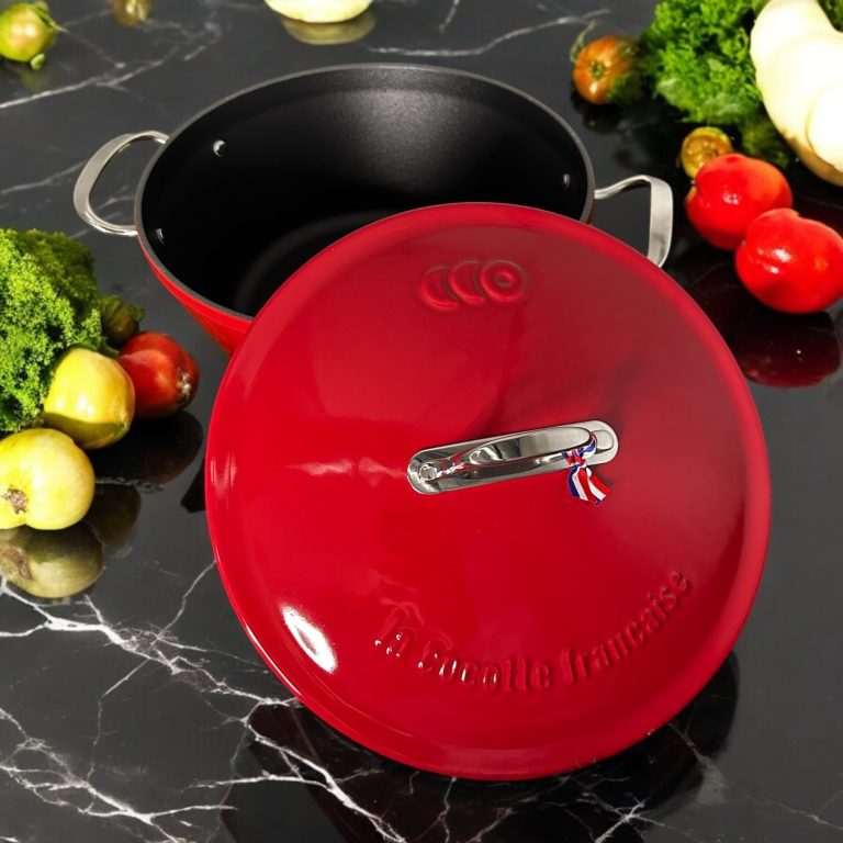 La cocotte française , cocotte en fonte émaillée , fabriquée en france , accessoire gastronomie française