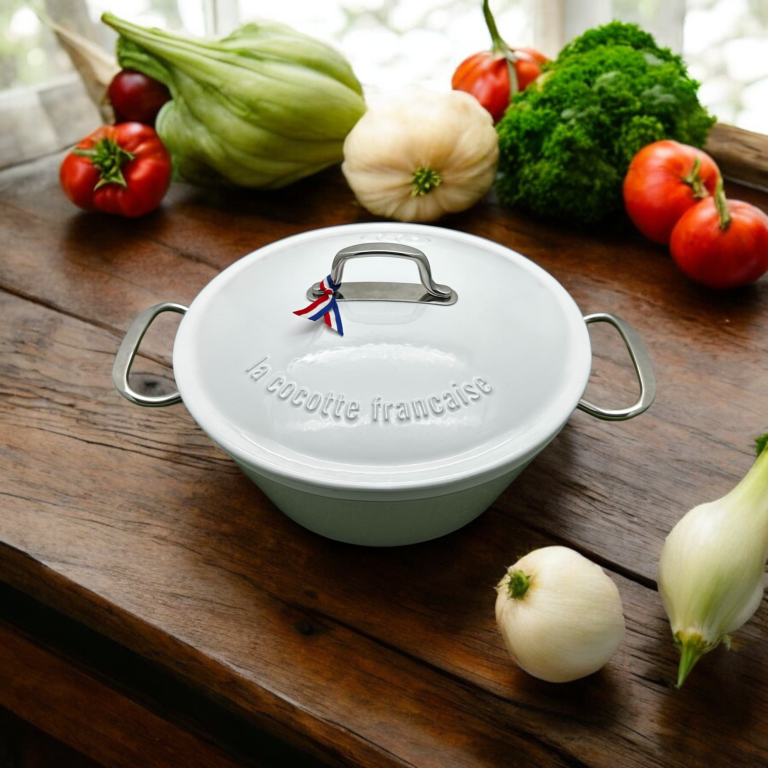 La cocotte française , cocotte en fonte émaillée , fabriquée en france , accessoire gastronomie française